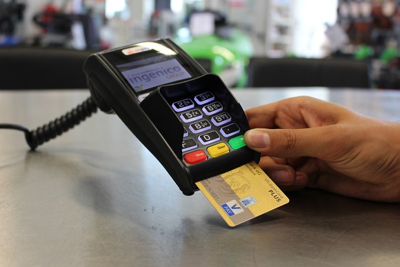 Crozdesk-Vendor-System Award emv credit card being inserted to pay large 1